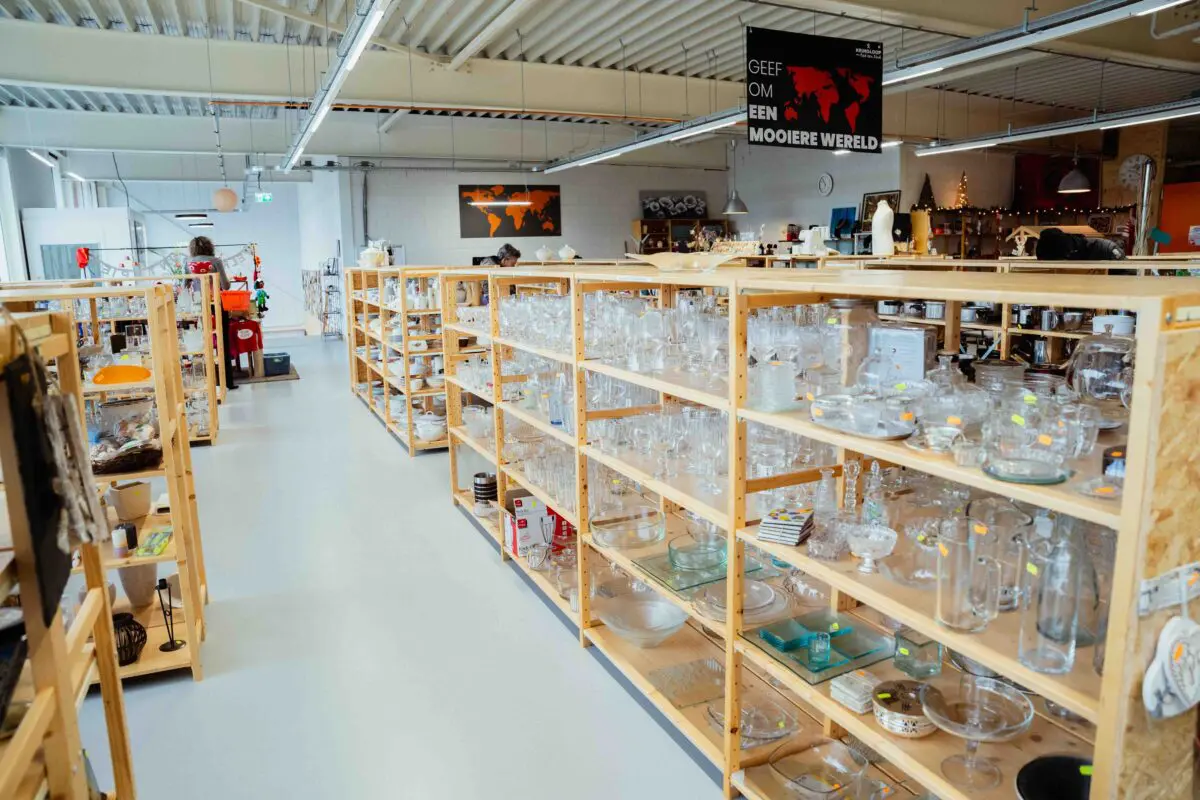 Vintage artikelen in Kringloop voor Red een Kind Groningen.