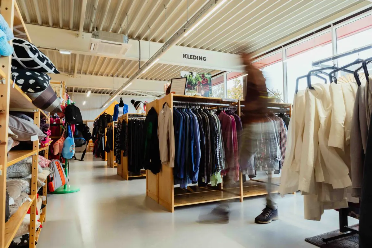 Vintage kleding in kringloopwinkel Groningen.