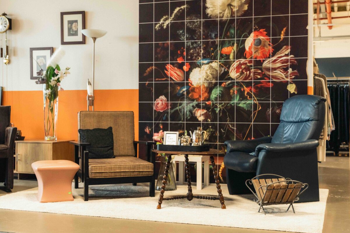Mooie relaxstoelen te koop in Kringloop Red een Kind Kampen.
